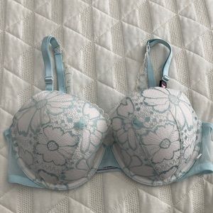 NWT Victoria’s Secret lightly lined demi